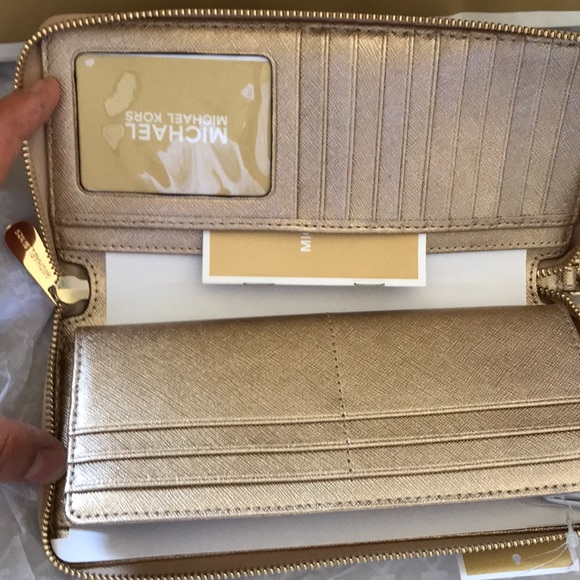 🔥SALE🔥 Michael Kors Jet Set Travel Wallet Gold - Picture 5 of 8